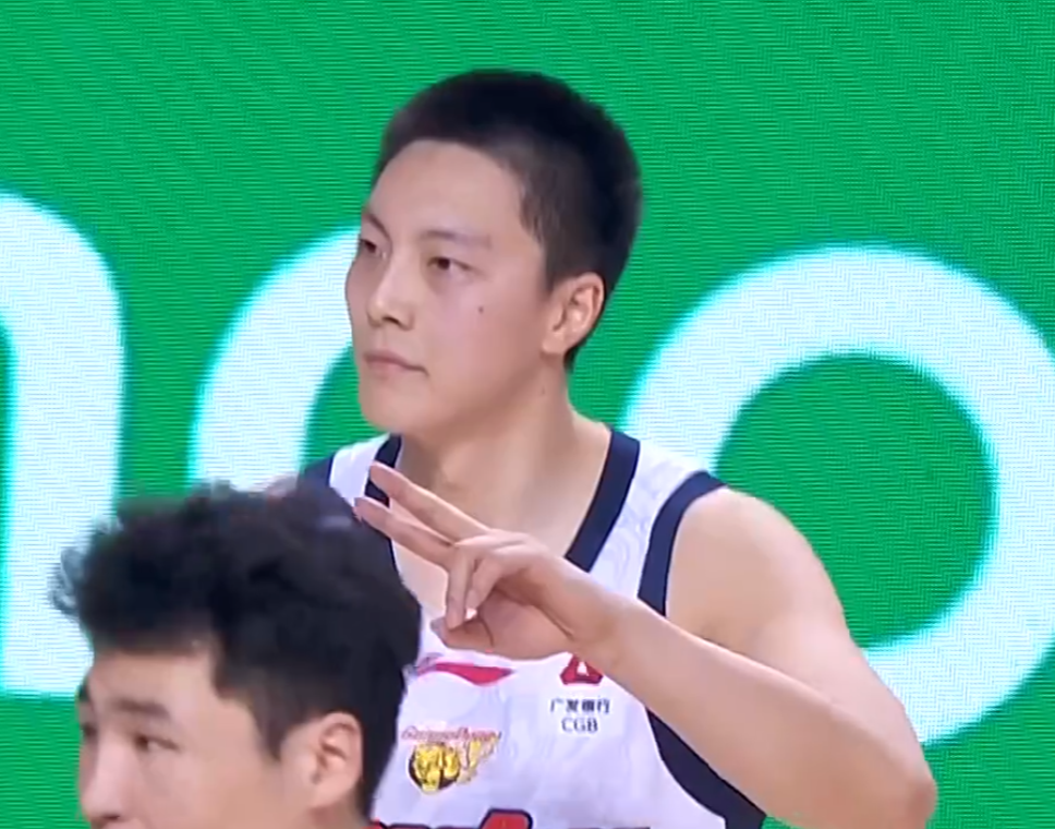 开云APP-广东3消息！胡明轩深夜发声，徐杰新发型遭吐槽，焦泊乔化身阿联